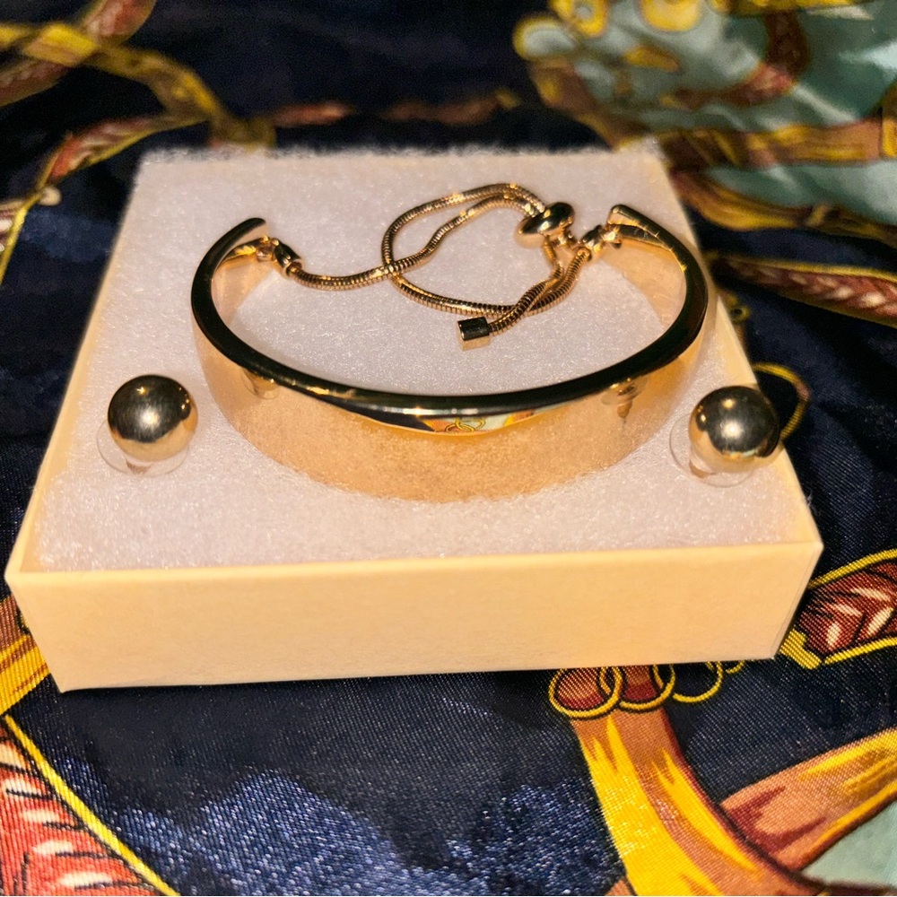 Gold bracelet set